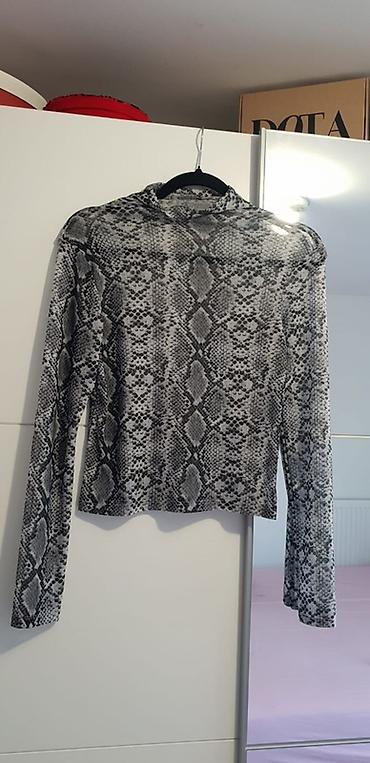 tigraste cizme: Bluza Bershka print zmijske kože. - Veličina S moze do L puna je — 1
