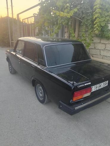 e60 guzgu: LADA 2107 sedan təqdim olunur. Avtomobil qara rəngdədir və klassik — 2