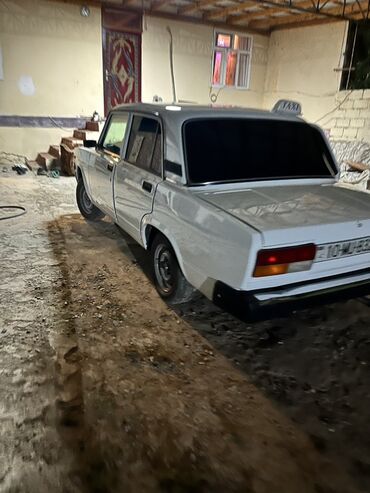VAZ (LADA): Lada 2107 sedan – ağ rəngli, klassik kuzov. Üstündə dam “TAXI” işarəsi — 7