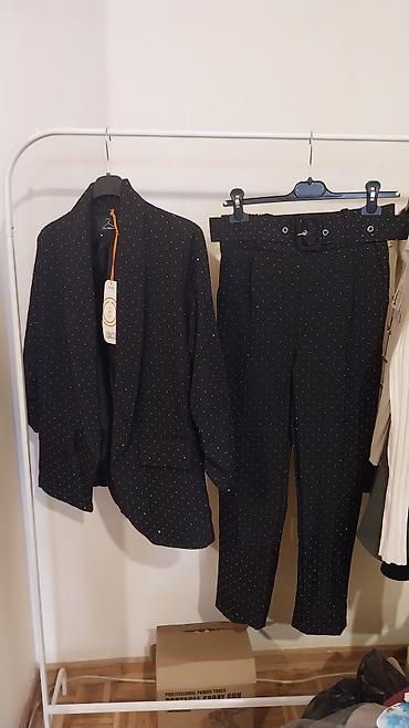 dylan blue: Elegantni ženski crni komplet sa cirkonima – sako i pantalone — 1