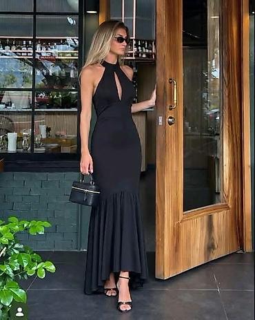 Elegantna večernja haljina s visokim okovratnikom i prorezom na