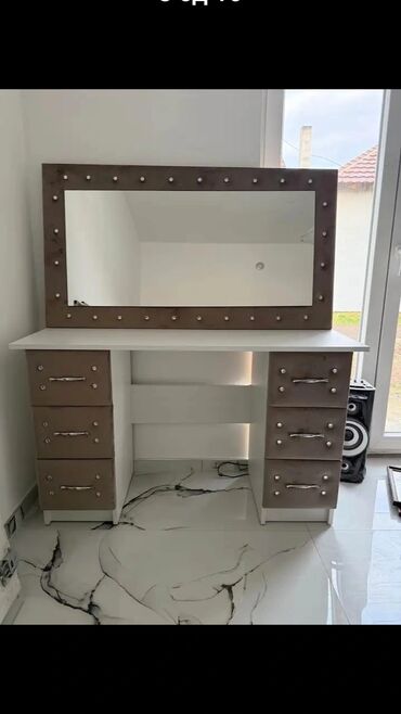 Stolovi: Toaletni sto sa velikim ogledalom i LED sijalicama - Prostran — 4