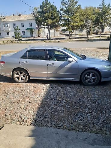Honda Accord седан, серебристый цвет, правый руль. Кузов —