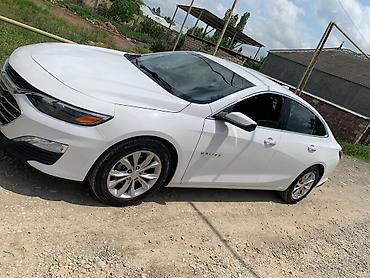 guzgu: Chevrolet Malibu sedan – ağ rəng Əsas xüsusiyyətlər: - Kuzov: 4 — 8