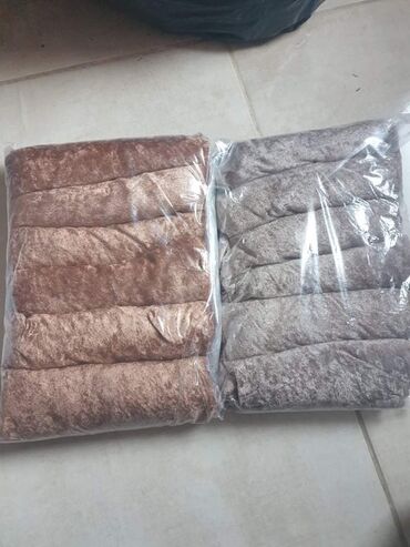 Posteljina: Rastegljive navlake za stolice plišane jednobojne CENA SETA 2400 din ( — 7