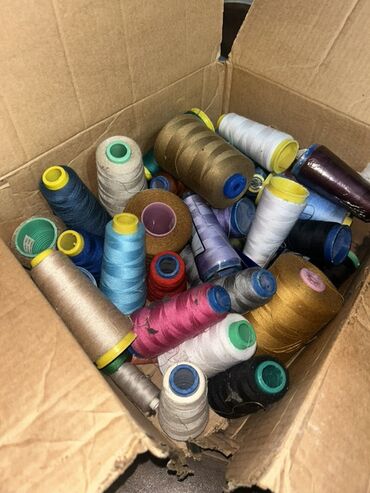 maqnitli divan ortuyu: Qutu ilə tikiş sapları dəsti - Müxtəlif rənglərdə bobbin/çöxrə tipli