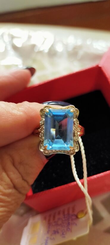 золотое кольцо с бриллиантом: Кольцо с крупным натуральным голубым топазом и бриллиантами из жёлтого