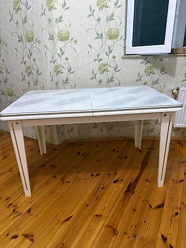 балыкчы кирпич завод: Ağ rəngli yemək/mətbəx masası - Üst hissə: şüşə səth, açıq mərmər — 2