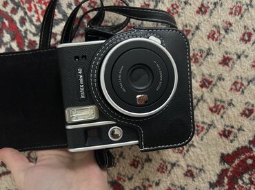 камера задняя: Fujifilm Instax Mini 40 — мгновенная камера в ретро‑дизайне