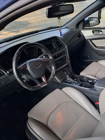hyundai sonata 1997 ehtiyat hisseleri: Tünd göy rəngdə, avtomatik transmissiyalı Hyundai Sonata avtomobilinin