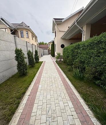 продаю дом ак ордо 1: 🏡 Продаётся двухэтажный кирпичный дом в престижном районе Джал — 5