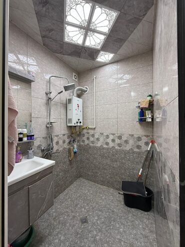 Uzunmüddətli kirayə mənzillər: Kirayə mənzil – işıqlı və səliqəli 2 otaq - Geniş zal: divan-künc — 7