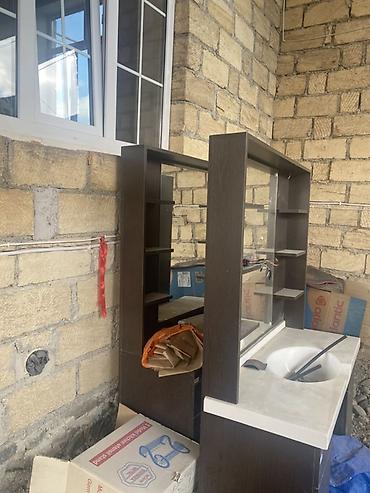 alət rəfi: Bərbər/salon üçün vitrina-stol - Material: tünd rəngli MDF/laminat — 2