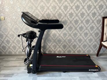 Nərdlər: Fitness üçün nəzərdə tutulmuş qaçış bandı. Bu qaçış bandı qara