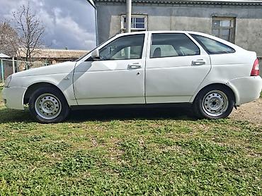 VAZ (LADA): Lada Priora sedan, ağ rəng. - Nömrə: 77-CJ-835 (AZ) - Mühərrik: benzin — 12
