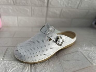 Papuče: 41-45
1500din — 4