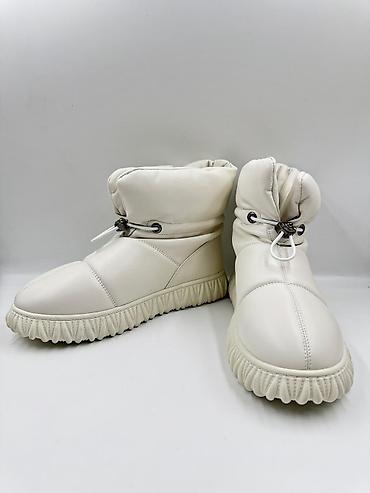 Кроссовки и спортивная обувь: Продаю оптом, качественная женская обувь. Разных моделей и размеров — 19