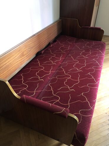 Sofe i kaučevi: Drveni kauč iz 50-tih presvučen ultrapasom, nalazi se na Karaburmi — 9