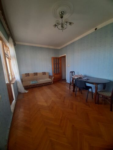 Otaqların satışı: Satılır: işıqlı, geniş zal otağı Bakıxanovda İcranın arxasında 7/9 — 4