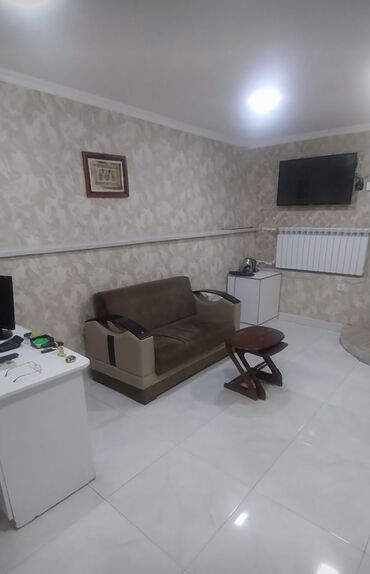 Ofislər: Kirayə üçün yarızirzəmi tipli kiçik studiya məkan. Xüsusiyyətlər: - — 6