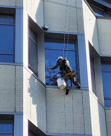 Fasad işləri: Peşəkar sənaye alpinist xidməti – alpinist.az İxtisaslaşma: - Reklam — 13