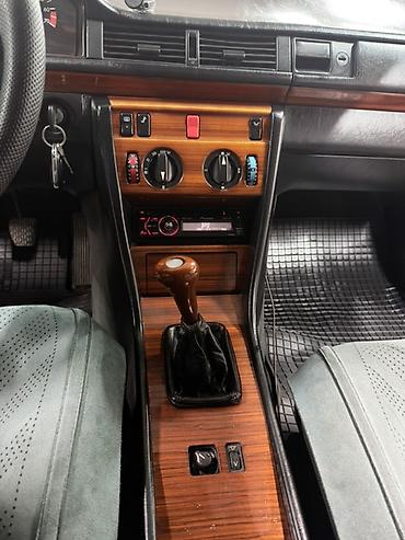 подномерник с подсветкой: Mercedes-Benz W124: 1993 г., 2 л, Механика, Бензин, Седан — 9