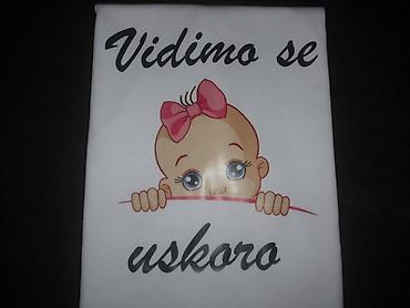 Majice kratkih rukava: Trudničke bele majice sa štampom – udobne i duhovite. Model kratki — 22