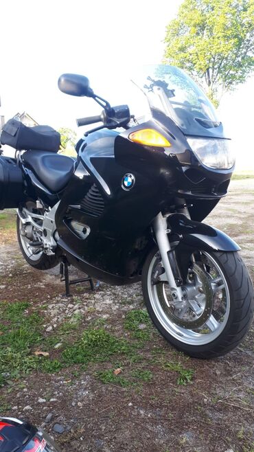 электронные мотоциклы: Мотоцикл BMW R 1200 S, окрашенный в черный цвет, предназначен для