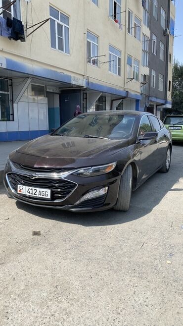 срочные машины: Элегантный седан Chevrolet Malibu темного цвета, оснащенный номерным