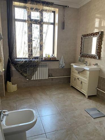 Продажа домов: 6 комнат и более, 200 м², 10 соток, Бишкек, Кок-Жар ж/м Собственник — 8