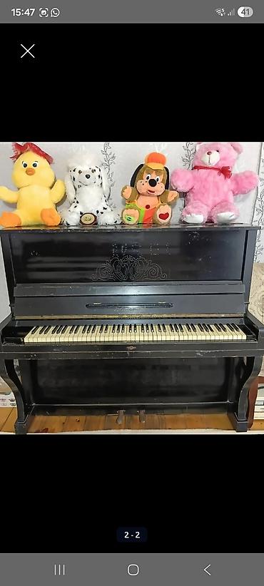 2 ci sinif defteri: Upright pianino – klassik qara korpuslu, dekorativ oyma naxışlı qabaq — 2