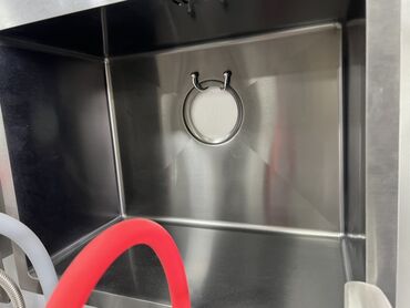 кухонные шкафы с мойкой: Эта кухонная мойка изготовлена из нержавеющей стали, что обеспечивает