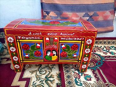 gulcu: Əl işı boyalı sandıq – milli naxışlı, toy mövzulu - Material: taxta - — 1