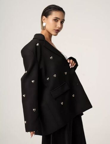 джинцовая куртка: Женский жакет oversize черного цвета с декоративными металлическими