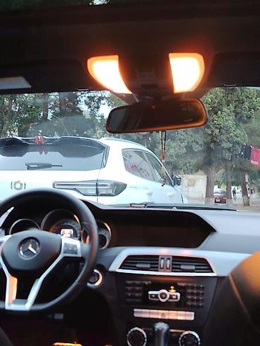 dayun 250: Mercedes-Benz C-Class sedan (C250 emblemli), ağ rəng. Xüsusiyyətlər — 7