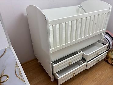 antik beşik: Ağ rəngli beşik-komod kombini - Material: MDF/laminat konstruksiya — 1