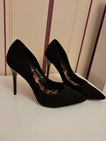 зеленые туфли: Qara rəngli klassik stiletto ayaqqabılar - Material: Zərif məxməri