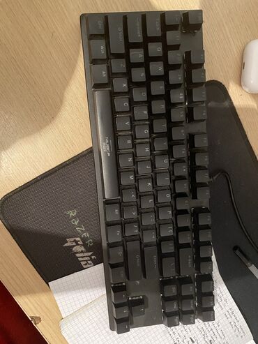ноутбук дешёвые: Клавиатура механическая 87 клавиш имеется подсветка. Не работает
