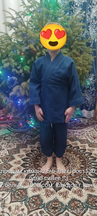 спортивный костюм для мальчика: Продаю кимоно на 5-6-7 лет, одно синее, два белых на рост 130 в