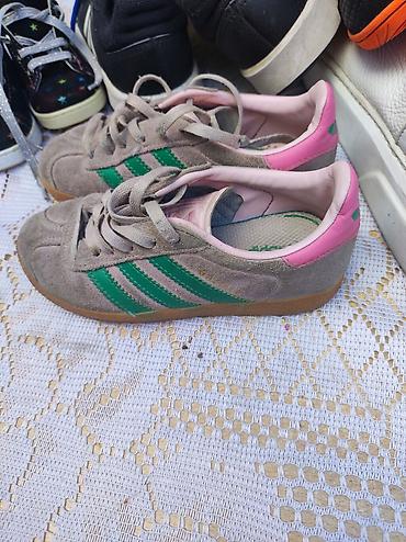 patike jeftine: Adidas dečije patike – suede gornjište, zelene tri pruge, roze detalji — 1