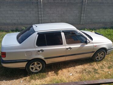 женил жук ташуучу унаа: Volkswagen Jetta: 1994 г., 1.8 л, Механика, Бензин, Седан