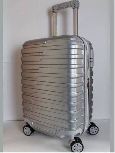 сумки на колесах: Чемодан размера S для путешествий на 4 колесах выполнен из