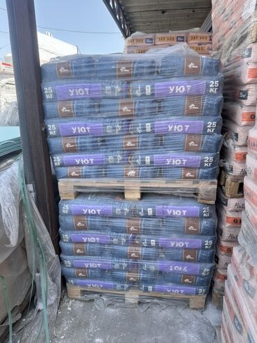 тик бурчтук суроту: Строительная смесь "Уют" в мешках по 25 кг, аккуратно уложенных на