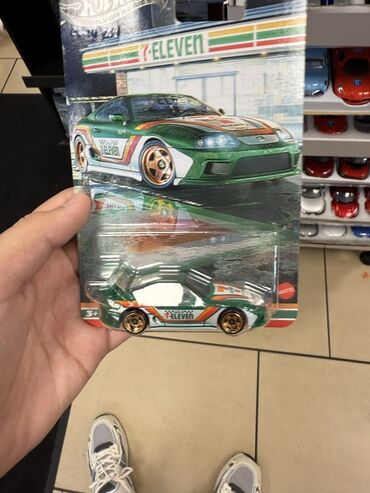 коллекционные машины: Коллекционная модель Hot Wheels с дизайном Toyota Supra, выполненная в