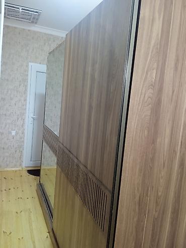 desler: Qonaq otağı üçün vitrin və sürgülü qapılı şkaf dəsti - Material — 2