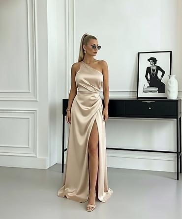 satenski top: Elegantna ženska maksi haljina sa jednim ramenom, izrađena od — 1
