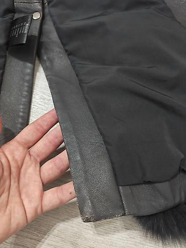 bunda od srebrne lisice: Moderan prsluk od prirodnog krzna i prave koze u tamno sivoj boji — 10