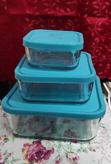 Set staklenih posuda 3/1 . 1500 din