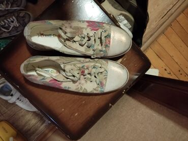 Women's Sneakers and athletic shoes: Ağ bağcıqlı və ilan dərisi naxışlı qadın krossovkaları. Bu -da lalafo.az — 2 Women's Sneakers and athletic shoes: Ağ bağcıqlı və ilan dərisi naxışlı qadın krossovkaları. Bu — 2