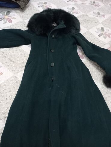 пальто для девочки: Продаю пальто темно зеленного цвета размер 44 длинное в хорошем